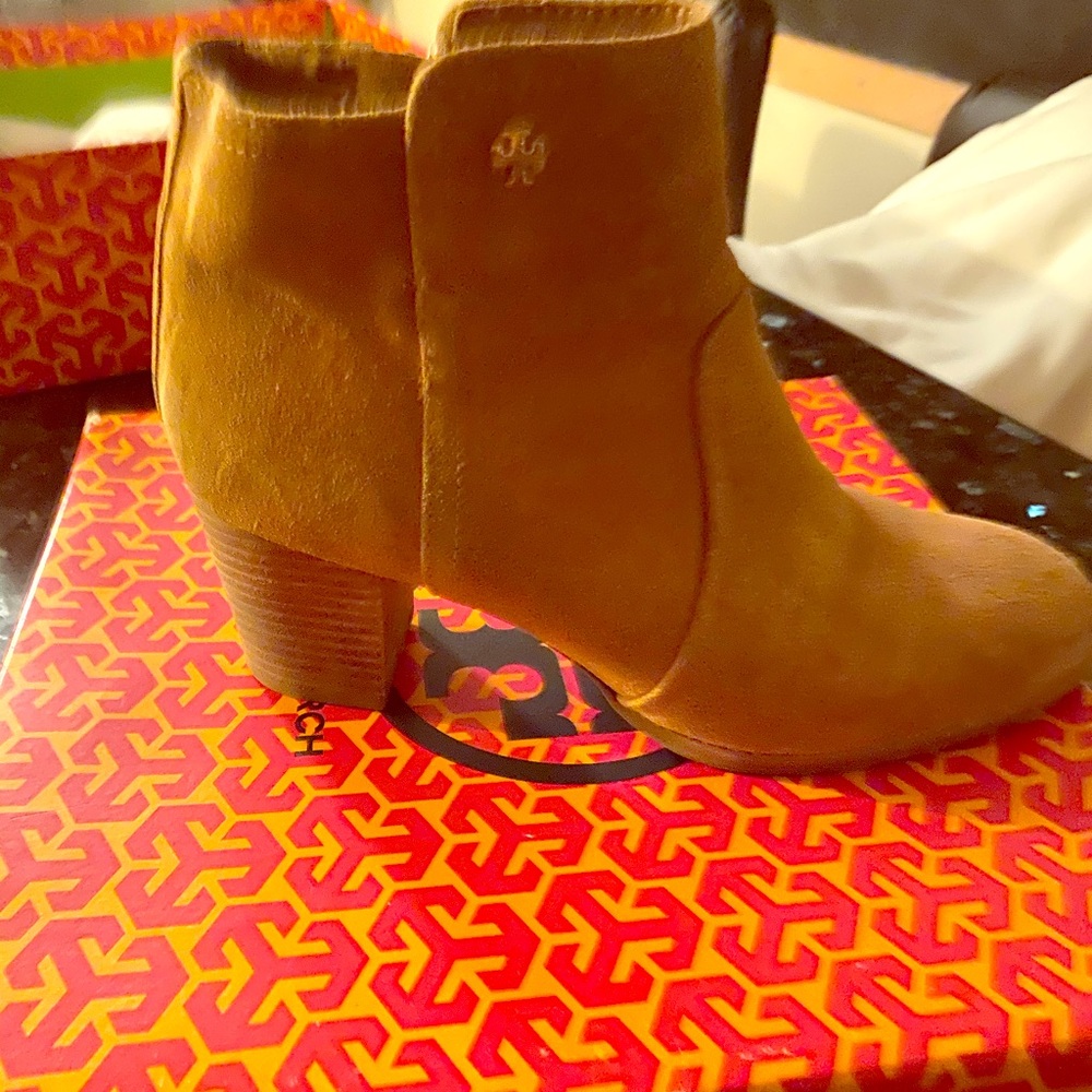 Tory Burch suede. Size 9 zipper.